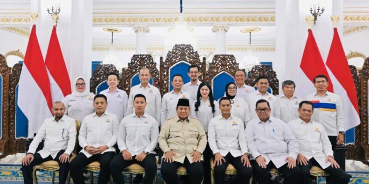 Foto bersama Presiden RI bersama jajaran pengurus Kamar Dagang dan Industri (Kadin) Indonesia serta perwakilan asosiasi dunia usaha di Istana Negara, yang dalam foto tersebut juga ada Anton Timbang selaku Ketua Kadin Sultra