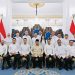 Ketua Kadin Sultra Bertemu Presiden, Praktisi Hukum Soroti Status Tersangka Anton Timbang 16 Foto bersama Presiden RI bersama jajaran pengurus Kamar Dagang dan Industri (Kadin) Indonesia serta perwakilan asosiasi dunia usaha di Istana Negara, yang dalam foto tersebut juga ada Anton Timbang selaku Ketua Kadin Sultra
