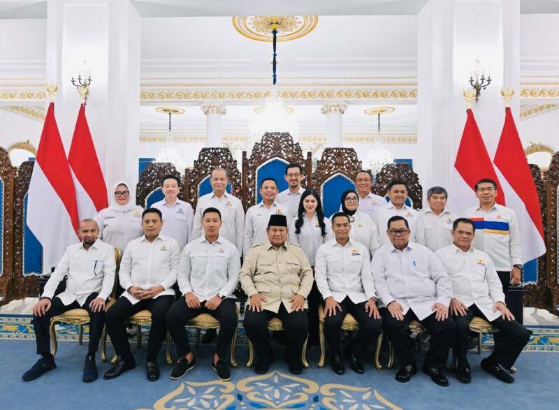 Ketua Kadin Sultra Bertemu Presiden, Praktisi Hukum Soroti Status Tersangka Anton Timbang 10 Foto bersama Presiden RI bersama jajaran pengurus Kamar Dagang dan Industri (Kadin) Indonesia serta perwakilan asosiasi dunia usaha di Istana Negara, yang dalam foto tersebut juga ada Anton Timbang selaku Ketua Kadin Sultra