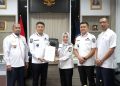 Penyerahan Surat Perintah Pelaksana Harian Sekda kepada Narlian oleh Bupati Konsel Irham Kalenggo