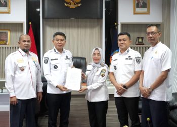 Penyerahan Surat Perintah Pelaksana Harian Sekda kepada Narlian oleh Bupati Konsel Irham Kalenggo