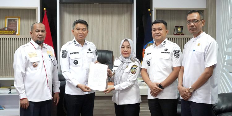 Penyerahan Surat Perintah Pelaksana Harian Sekda kepada Narlian oleh Bupati Konsel Irham Kalenggo