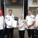 Penyerahan Surat Perintah Pelaksana Harian Sekda kepada Narlian oleh Bupati Konsel Irham Kalenggo