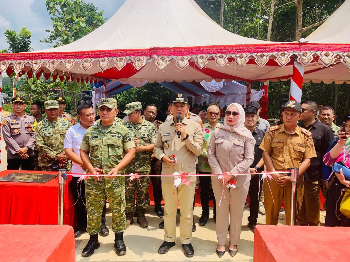 Bupati Irham Apresiasi Kemhan dan TNI Bangun Lima Jembatan Perintis di Konsel 10 Bupati Irham Apresiasi Kemhan dan TNI Bangun Lima Jembatan Perintis di Konsel