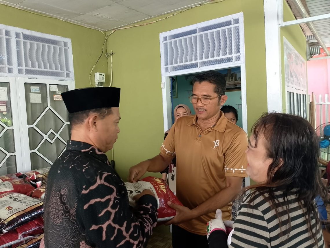 Habil Marati Bantu 1.500 Warga Muna-Mubar, Salurkan 7,5 Ton Beras 10 Perwakilan Habil Marati saat menyalurkan bantuan di Muna-Mubar