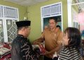 Perwakilan Habil Marati saat menyalurkan bantuan di Muna-Mubar