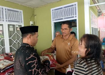 Perwakilan Habil Marati saat menyalurkan bantuan di Muna-Mubar