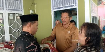 Habil Marati Bantu 1.500 Warga Muna-Mubar, Salurkan 7,5 Ton Beras 1 Perwakilan Habil Marati saat menyalurkan bantuan di Muna-Mubar