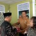 Perwakilan Habil Marati saat menyalurkan bantuan di Muna-Mubar