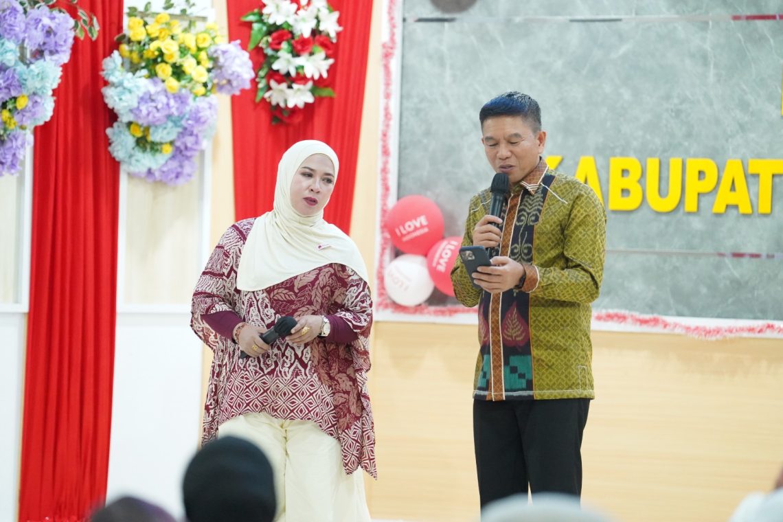 Bupati Konsel Apresiasi Paskibraka di Malam Ramah Tamah HUT RI ke 81 10 Bupati bersama Ibu Bupati Konsel di malam ramah tamah HUT RI