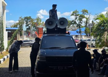 KBSI Sultra saat menggelar aksi di Kantor Walikota Kendari