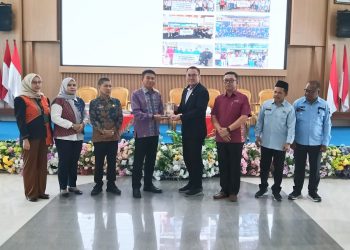 Penukaran cenderamata antara Pemkab Konsel, pimpinan Shin Yang Group, dan perwakilan BP3MI Sultra