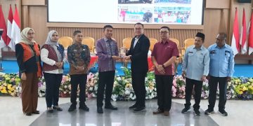 Penukaran cenderamata antara Pemkab Konsel, pimpinan Shin Yang Group, dan perwakilan BP3MI Sultra