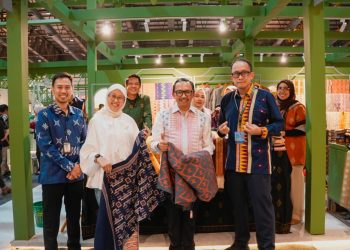 Kepala Perwakilan BI Provinsi Sulawesi Tenggara, Edwin Permadi (ujung kanan) menunjukan salah satu produk UMKM Sultra di KKI 2026