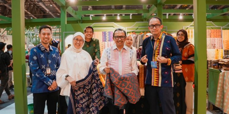 Kepala Perwakilan BI Provinsi Sulawesi Tenggara, Edwin Permadi (ujung kanan) menunjukan salah satu produk UMKM Sultra di KKI 2026
