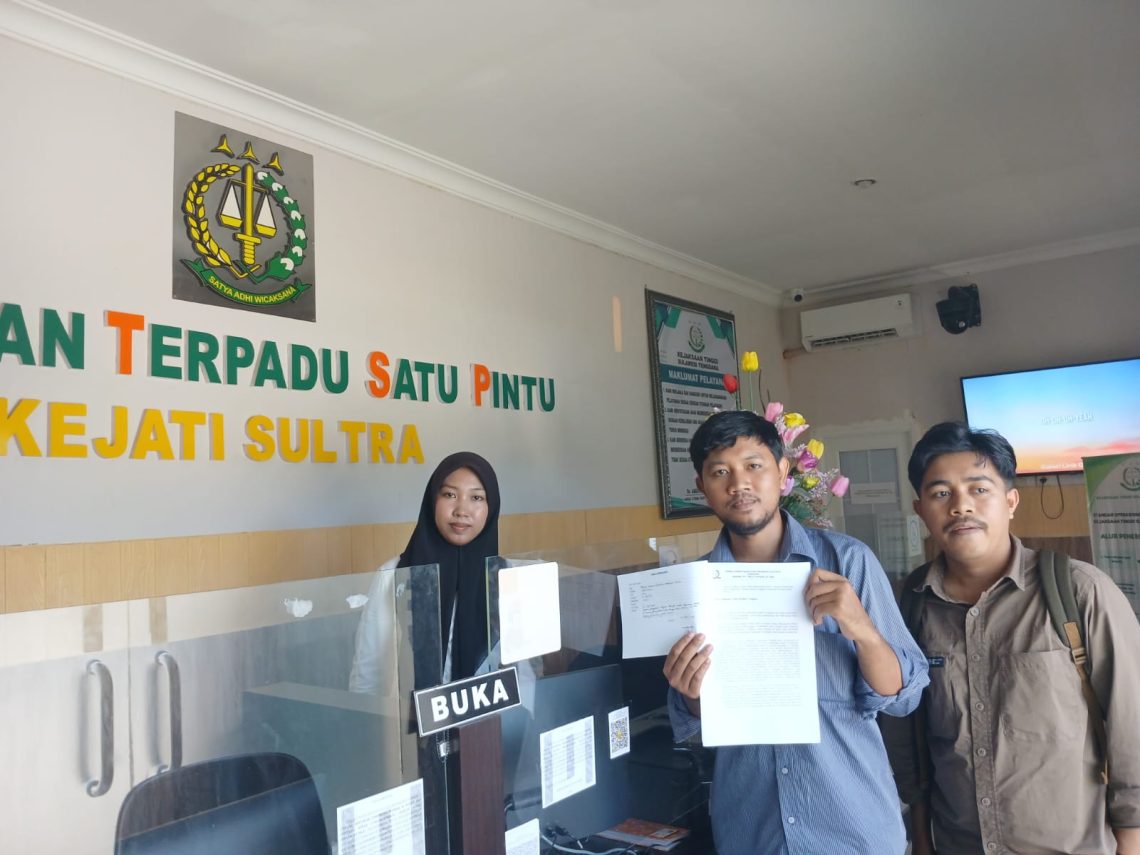 KSBSI saat melaporkan dugaan nepotisme pengadaan cleaning service Pemprov ke Kejati Sultra