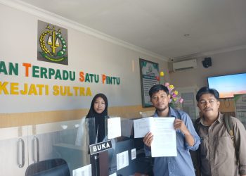 KSBSI saat melaporkan dugaan nepotisme pengadaan cleaning service Pemprov ke Kejati Sultra
