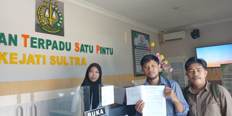 KSBSI saat melaporkan dugaan nepotisme pengadaan cleaning service Pemprov ke Kejati Sultra