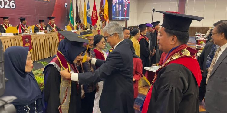 Sebanyak 672 lulusan Unsultra resmi diwisuda melalui rapat senat terbuka