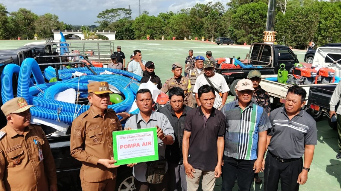Bupati Konsel Serahkan 70 Pompa Air, Tekan Risiko Gagal Panen Akibat Kemarau 10 Bupati Konsel Serahkan 70 Pompa Air, Tekan Risiko Gagal Panen Akibat Kemarau