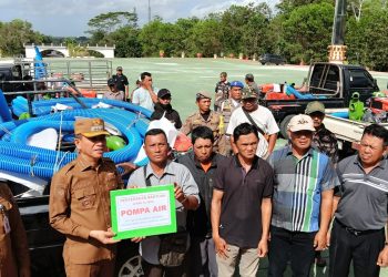 Bupati Konsel Serahkan 70 Pompa Air, Tekan Risiko Gagal Panen Akibat Kemarau 12 Bupati Konsel Irham Kalenggo menyerahkan mesin pompa air kepada petani