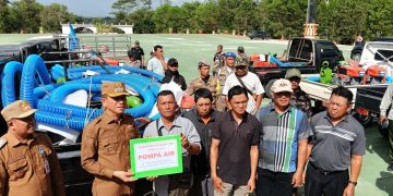 Bupati Konsel Serahkan 70 Pompa Air, Tekan Risiko Gagal Panen Akibat Kemarau 1 Bupati Konsel Irham Kalenggo menyerahkan mesin pompa air kepada petani