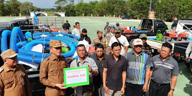 Bupati Konsel Irham Kalenggo menyerahkan mesin pompa air kepada petani