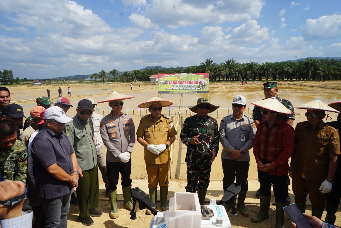 Pangdam Hasanuddin menghadiri penanaman padi perdana program Cetak Sawah Rakyat (CSR) di Desa Meraka, Kecamatan Lambuya