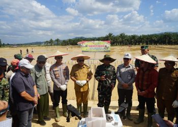 Pangdam Hasanuddin menghadiri penanaman padi perdana program Cetak Sawah Rakyat (CSR) di Desa Meraka, Kecamatan Lambuya