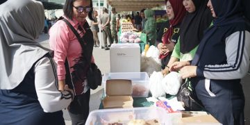 Bazar murah Korem Kendari dalam rangka menyambut HUT TNI