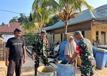 Kodim Kendari saat menyalurkan langsung air bersih ke rumah warga