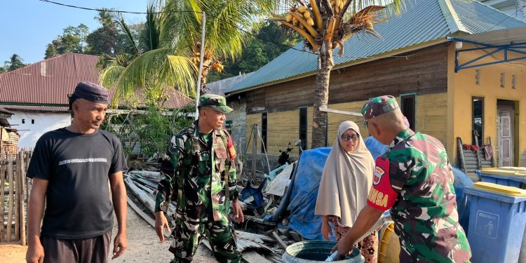 Kodim Kendari saat menyalurkan langsung air bersih ke rumah warga