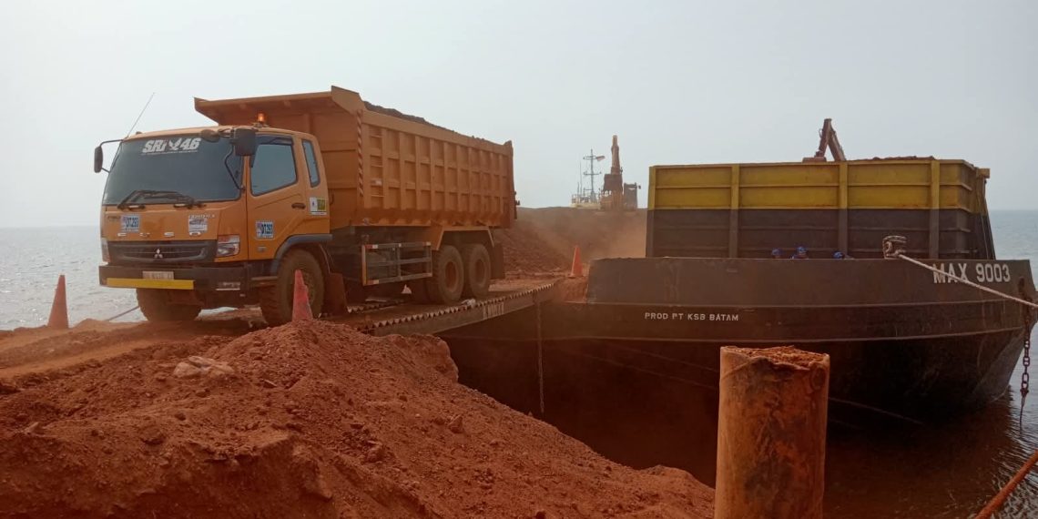 Aktivitas pemuatan serta pengangkutan ore nikel dari stockpile menuju tongkang di Terminal Khusus (Tersus) PT Akarmas Internasional (AMI)