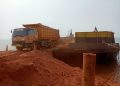 Aktivitas pemuatan serta pengangkutan ore nikel dari stockpile menuju tongkang di Terminal Khusus (Tersus) PT Akarmas Internasional (AMI)