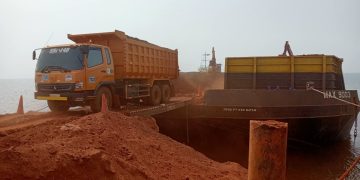 Aktivitas pemuatan serta pengangkutan ore nikel dari stockpile menuju tongkang di Terminal Khusus (Tersus) PT Akarmas Internasional (AMI)
