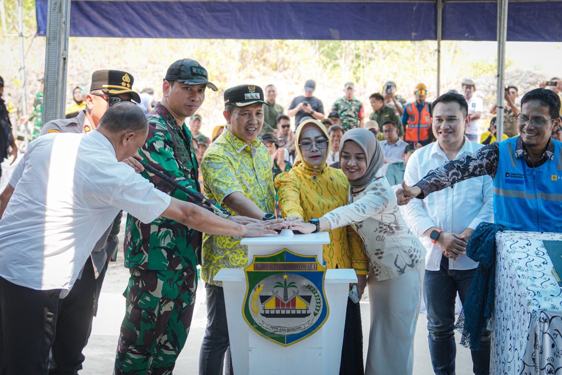 Bupati Morowali saat meresmikan PLTD Ulunambo dan Pulau Paku