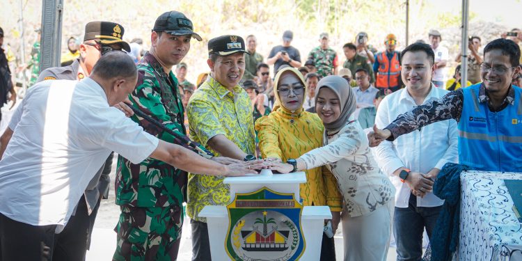 Bupati Morowali saat meresmikan PLTD Ulunambo dan Pulau Paku