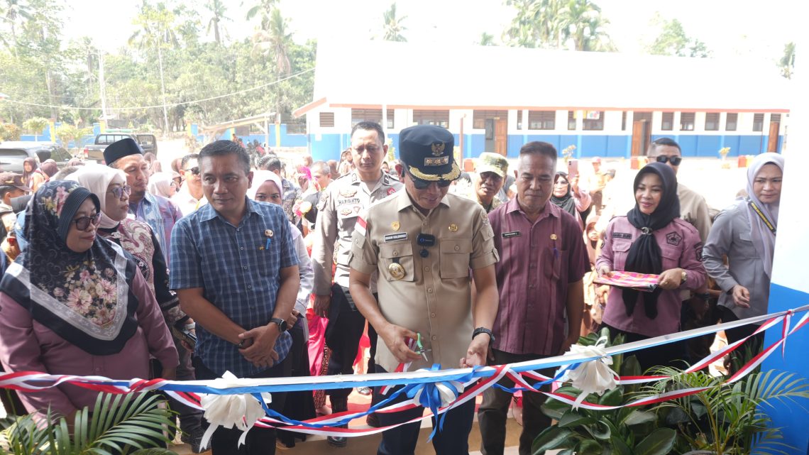 Bupati Konsel meresmikan SD/SMP 2 Satap di Desa Sindang Kasih