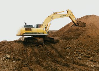 Aktivitas penggalian ore nikel di lokasi IUP PT Ifishdeco