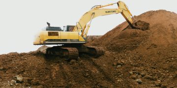 Aktivitas penggalian ore nikel di lokasi IUP PT Ifishdeco