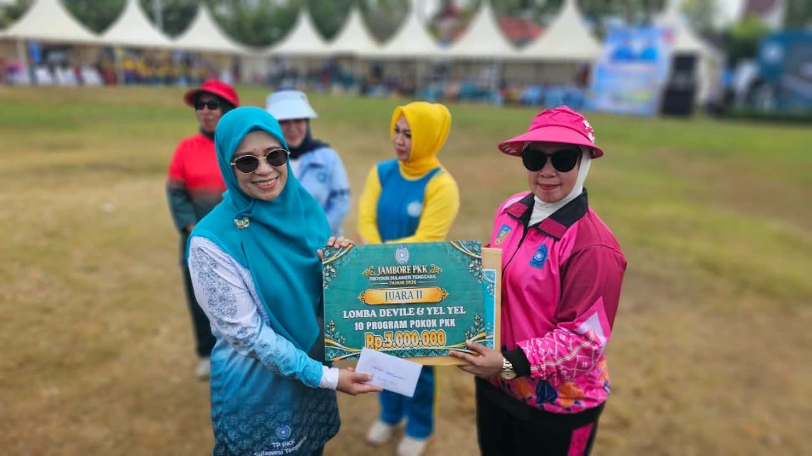 Dipimpin Nurlita Jaya, Konsel Raih Empat Juara di Jambore PKK dan HKG ke 54 10 Ketua TP PKK Konsel, Nurlita Jaya AS, S.Sos., M.Kes (kanan) menerima hadiah juara Jambore PKK
