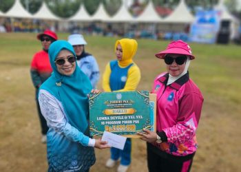 Dipimpin Nurlita Jaya, Konsel Raih Empat Juara di Jambore PKK dan HKG ke 54 11 Ketua TP PKK Konsel, Nurlita Jaya AS, S.Sos., M.Kes (kanan) menerima hadiah juara Jambore PKK