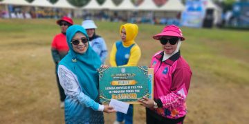 Ketua TP PKK Konsel, Nurlita Jaya AS, S.Sos., M.Kes (kanan) menerima hadiah juara Jambore PKK