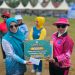 Dipimpin Nurlita Jaya, Konsel Raih Empat Juara di Jambore PKK dan HKG ke 54 14 Ketua TP PKK Konsel, Nurlita Jaya AS, S.Sos., M.Kes (kanan) menerima hadiah juara Jambore PKK