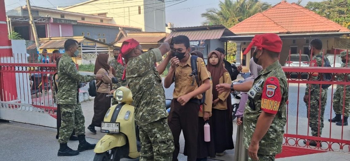 Antisipasi Dampak Kabut Asap Karhutla, Babinsa Kodim Kendari Bagikan Masker Gratis 10 Antisipasi Dampak Kabut Asap Karhutla, Babinsa Kodim Kendari Bagikan Masker Gratis