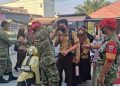 Babinsa Kodim Kendari saat membagikan masker kepada pelajar antisipasi kabut asapa akibat karhutla