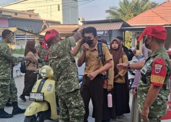 Antisipasi Dampak Kabut Asap Karhutla, Babinsa Kodim Kendari Bagikan Masker Gratis 11 Babinsa Kodim Kendari saat membagikan masker kepada pelajar antisipasi kabut asapa akibat karhutla