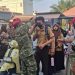 Antisipasi Dampak Kabut Asap Karhutla, Babinsa Kodim Kendari Bagikan Masker Gratis 15 Babinsa Kodim Kendari saat membagikan masker kepada pelajar antisipasi kabut asapa akibat karhutla