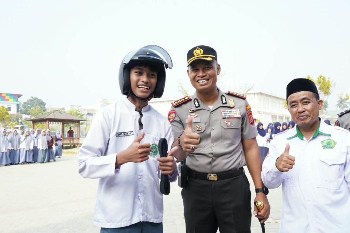 Kapolresta Kendari Kombes Pol. Safi’i Nafsikin, S.H., S.I.K., M.H., mengedukasi pelajar tentang kesadaran hukum dan keselamatan berlalu lintas