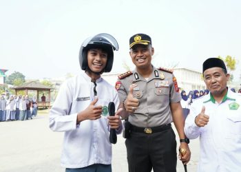 Kapolresta Kendari Kombes Pol. Safi’i Nafsikin, S.H., S.I.K., M.H., mengedukasi pelajar tentang kesadaran hukum dan keselamatan berlalu lintas